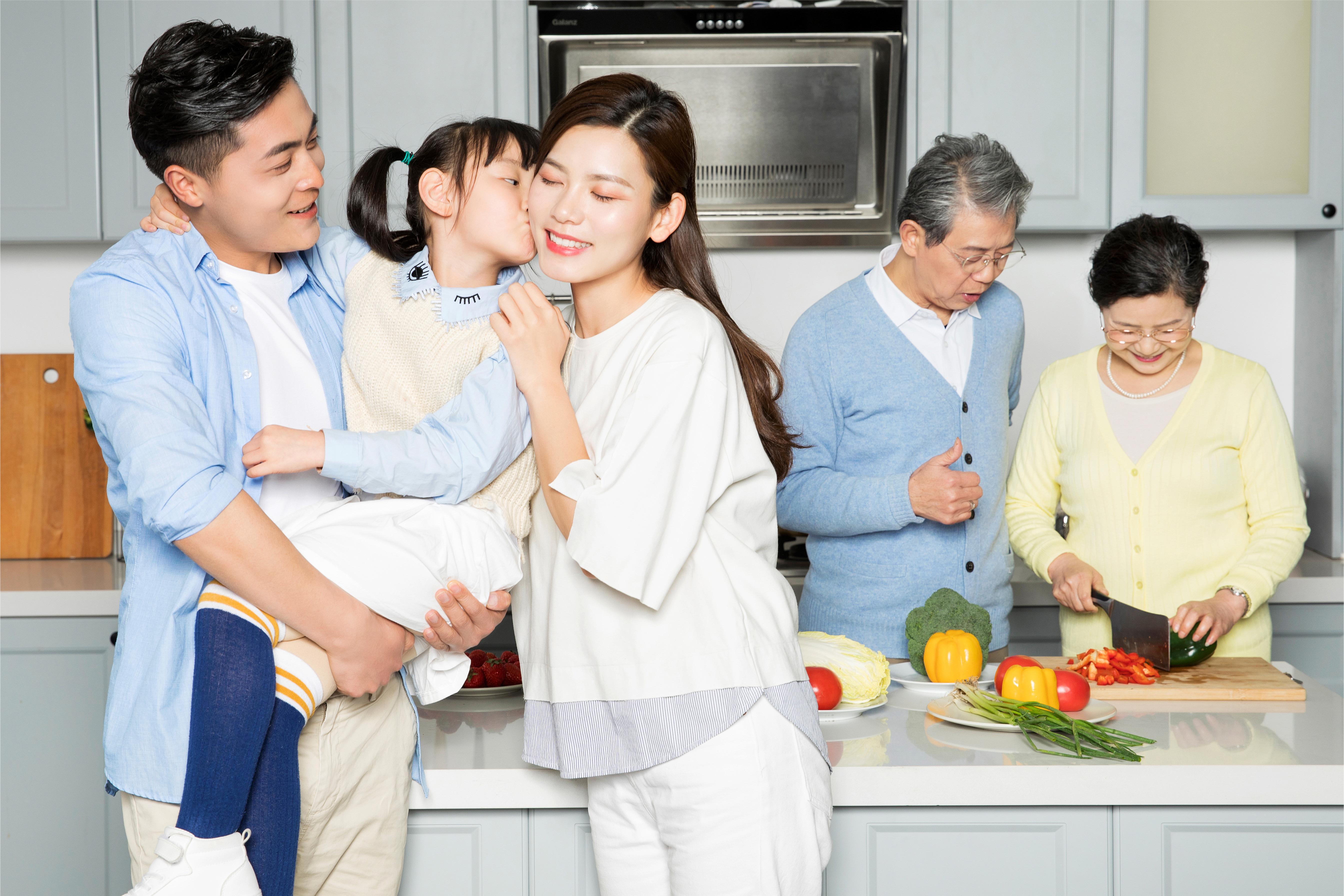 摄图网_501225574_一家人居家做饭（企业商用）.jpg