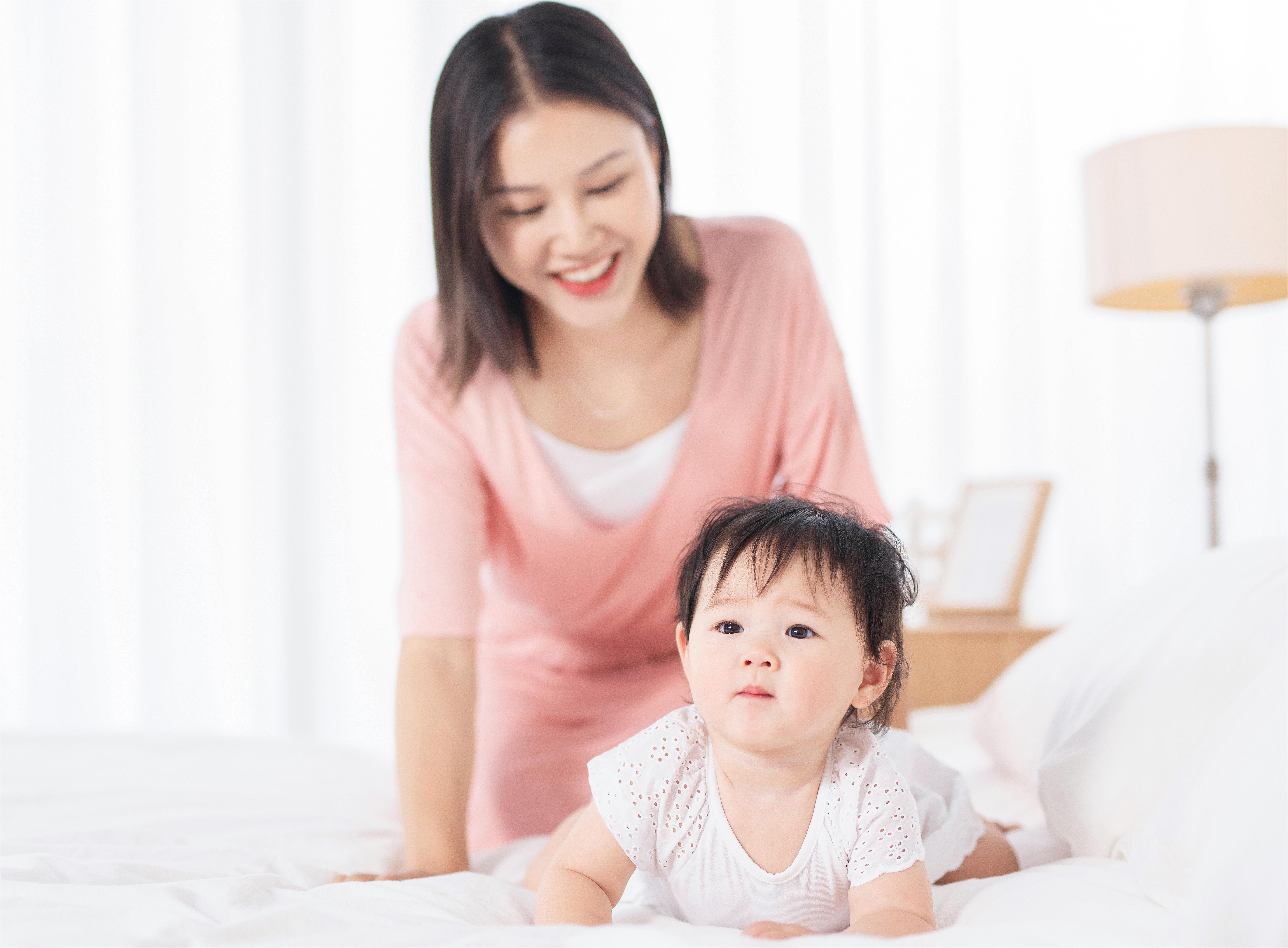摄图网_501405256_妈妈在床上逗宝宝玩（企业商用）.jpg
