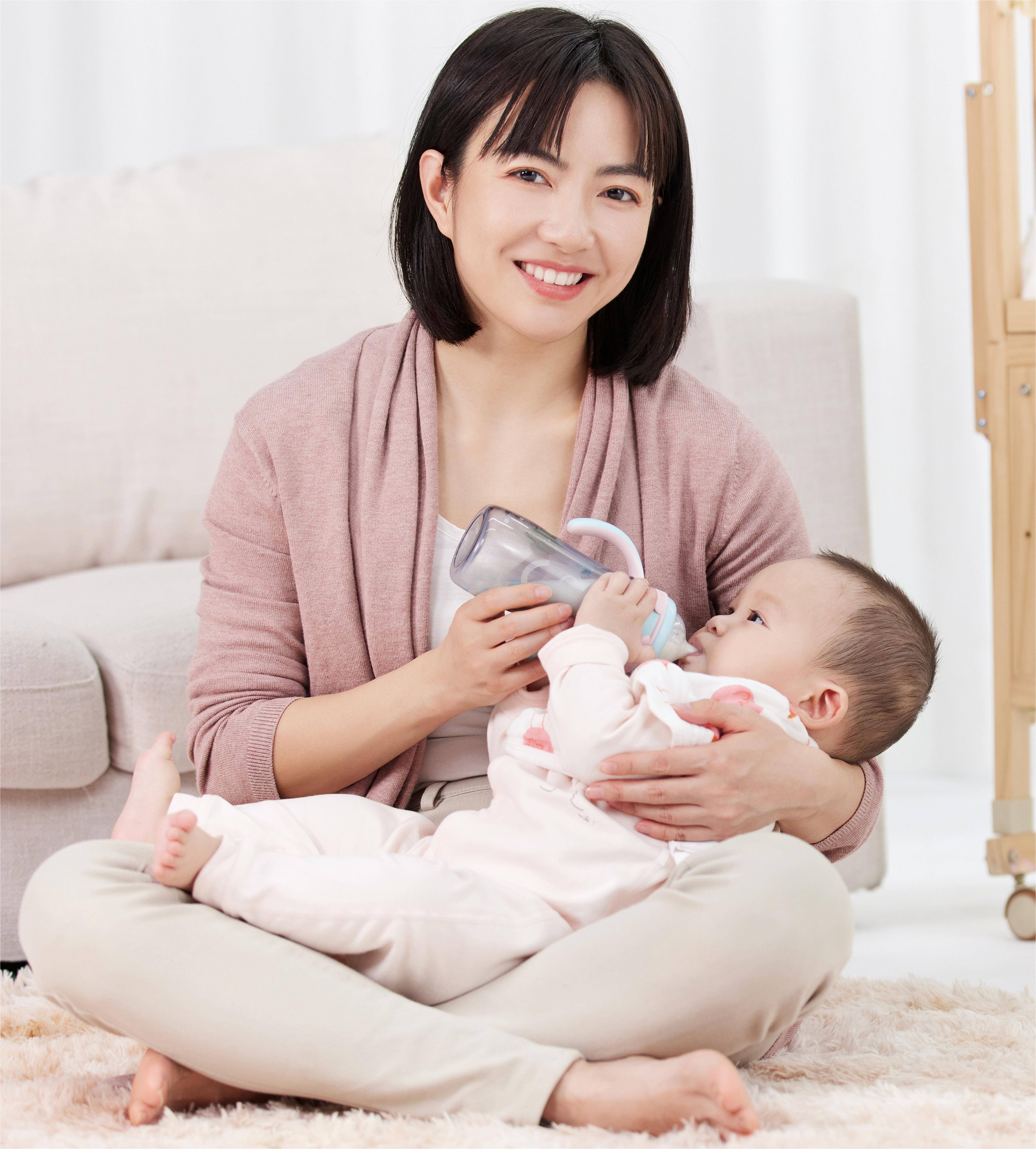 摄图网_501728700_拿着奶瓶给婴儿宝宝喂奶的月嫂（企业商用）.jpg