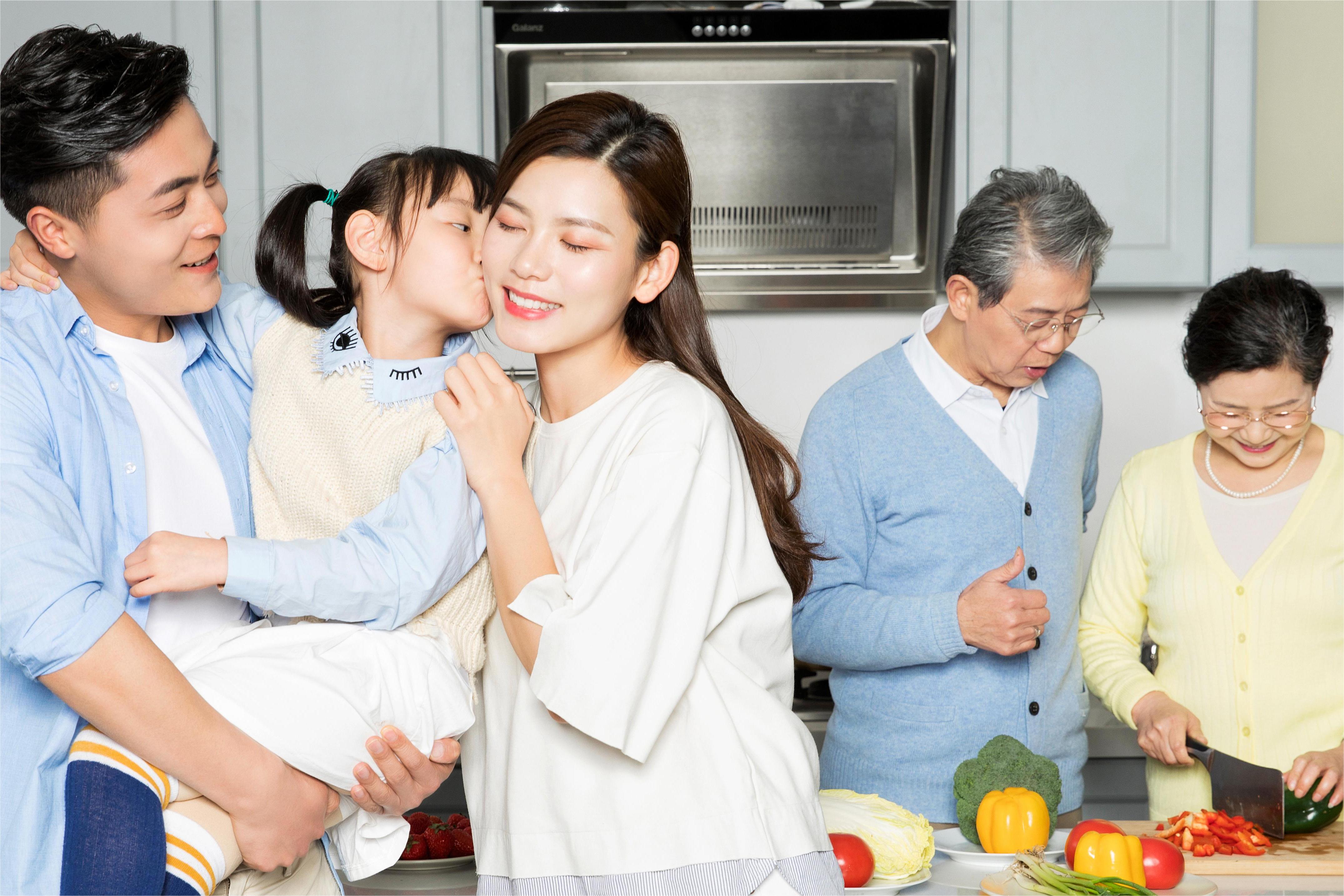 摄图网_501225574_一家人居家做饭（企业商用）.jpg