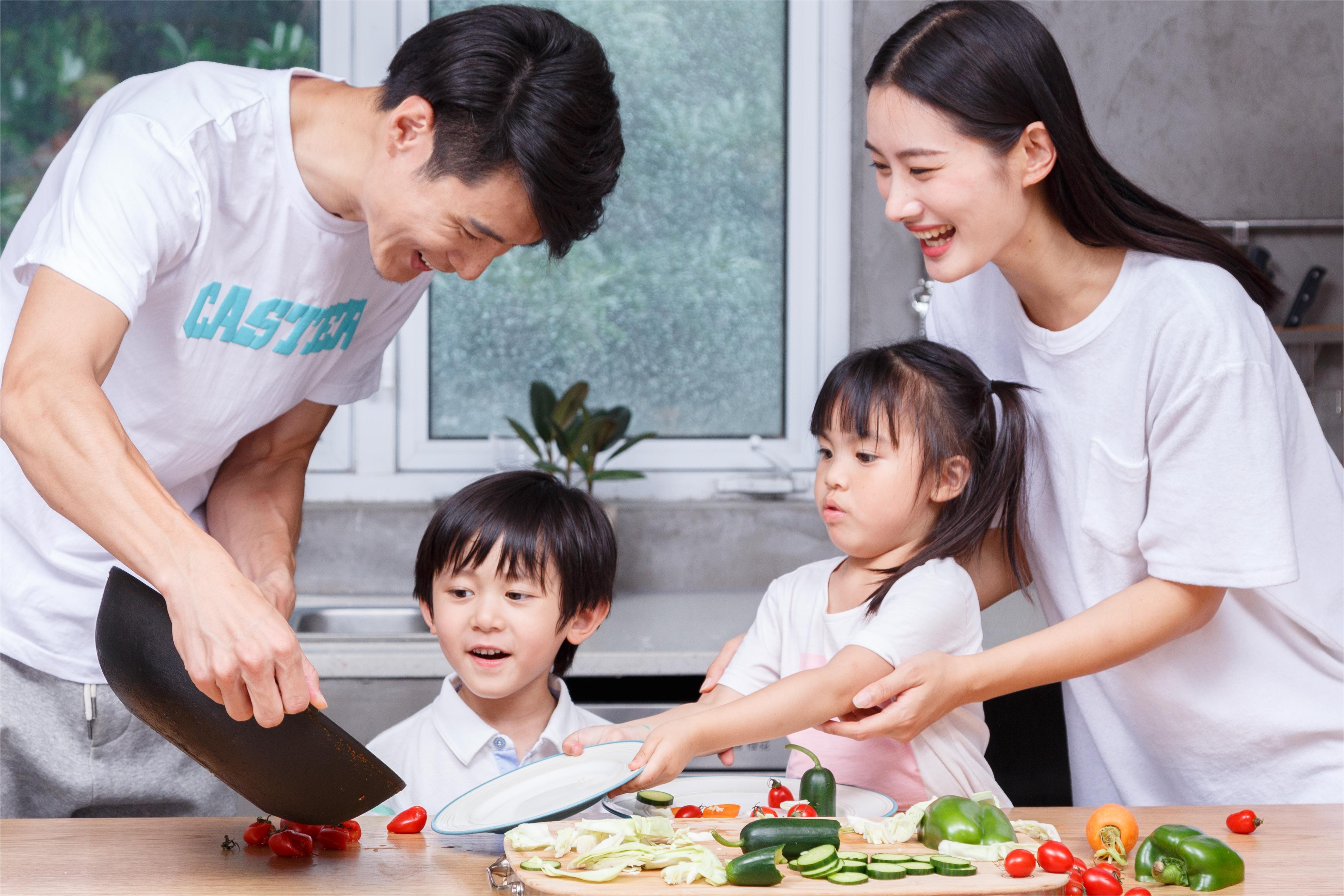 摄图网_500432350_家庭亲子厨艺（企业商用）.jpg