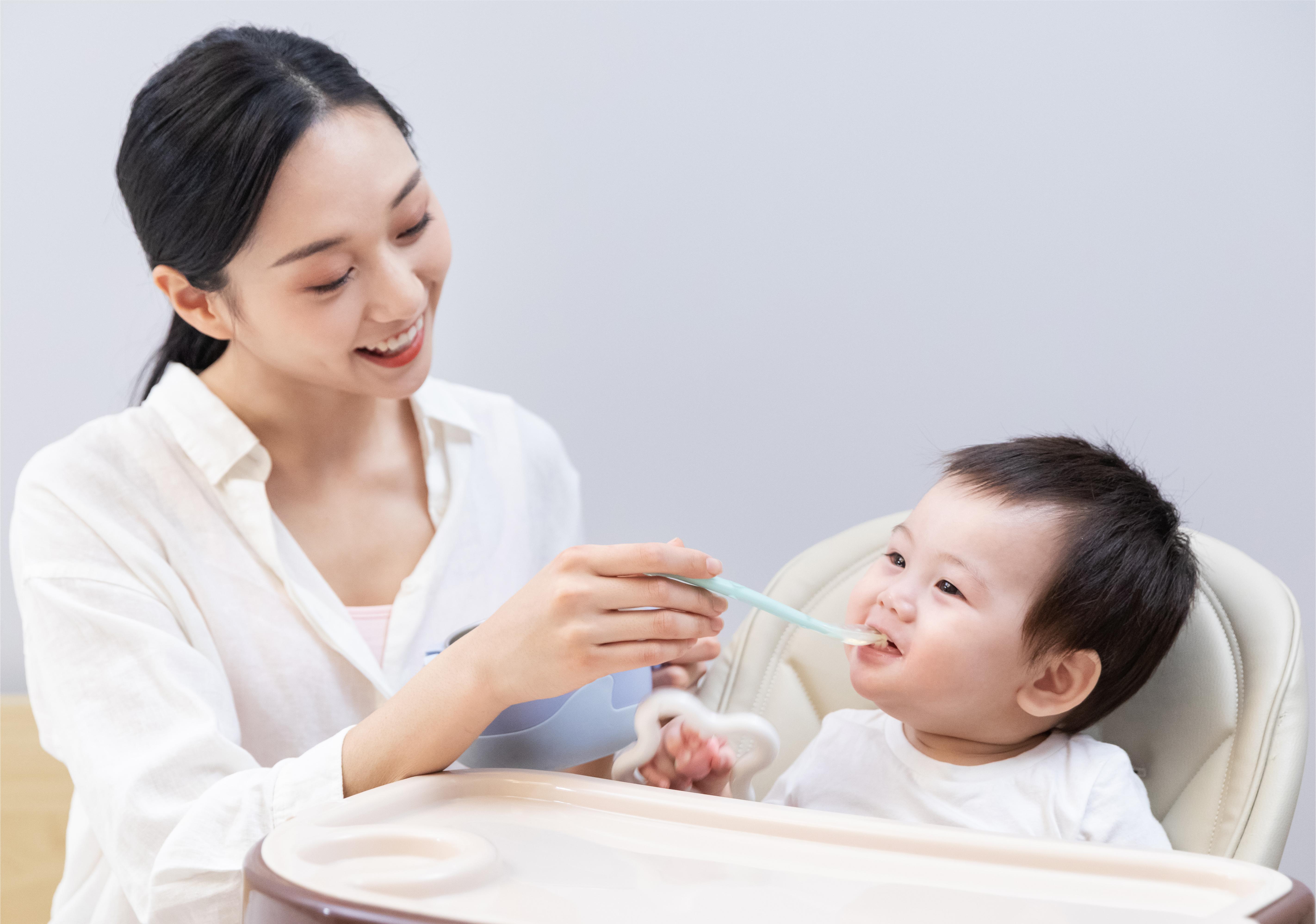 摄图网_501625231_妈妈喂婴儿吃东西（企业商用）.jpg