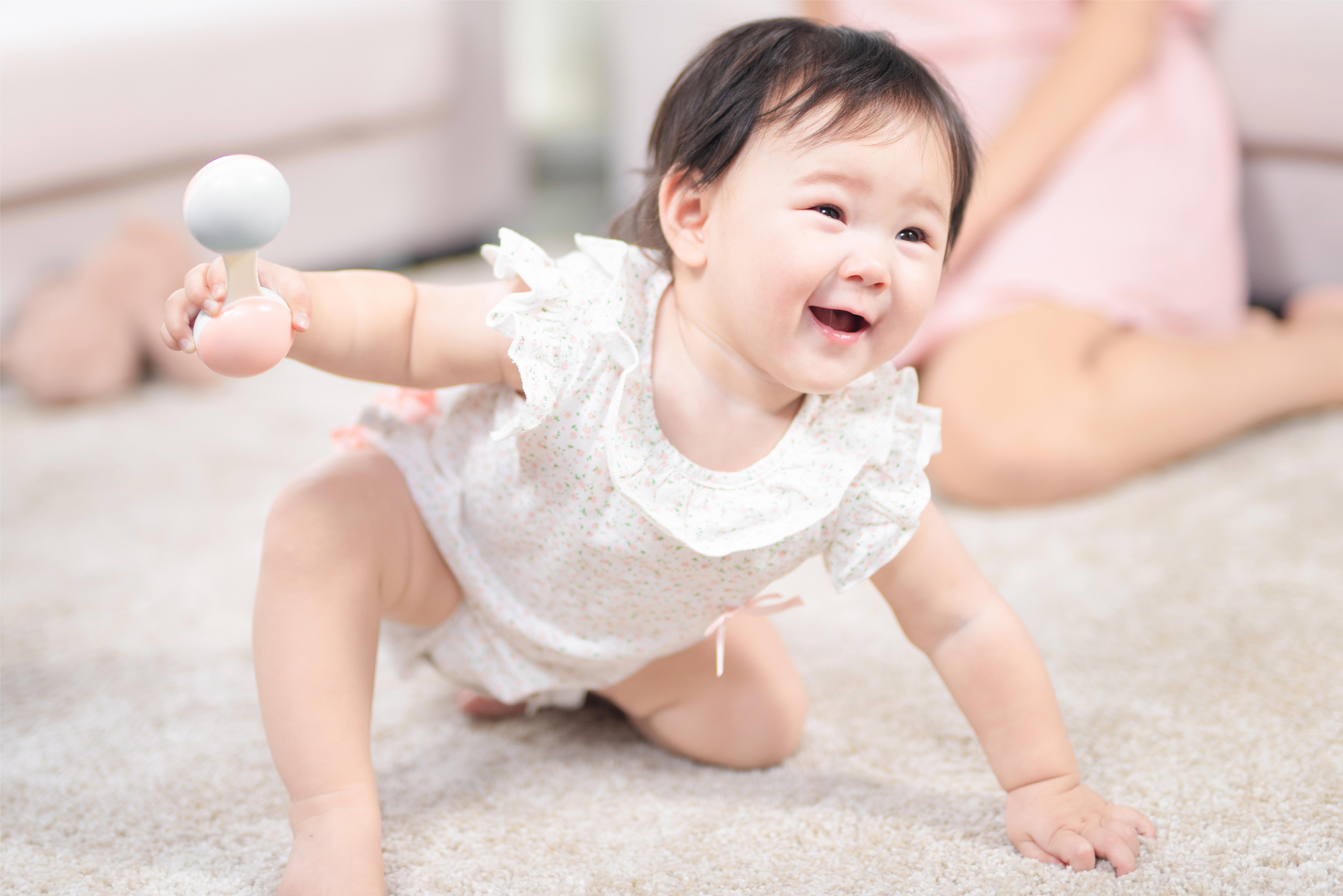 摄图网_501405275_女婴在地毯上爬（企业商用）.jpg