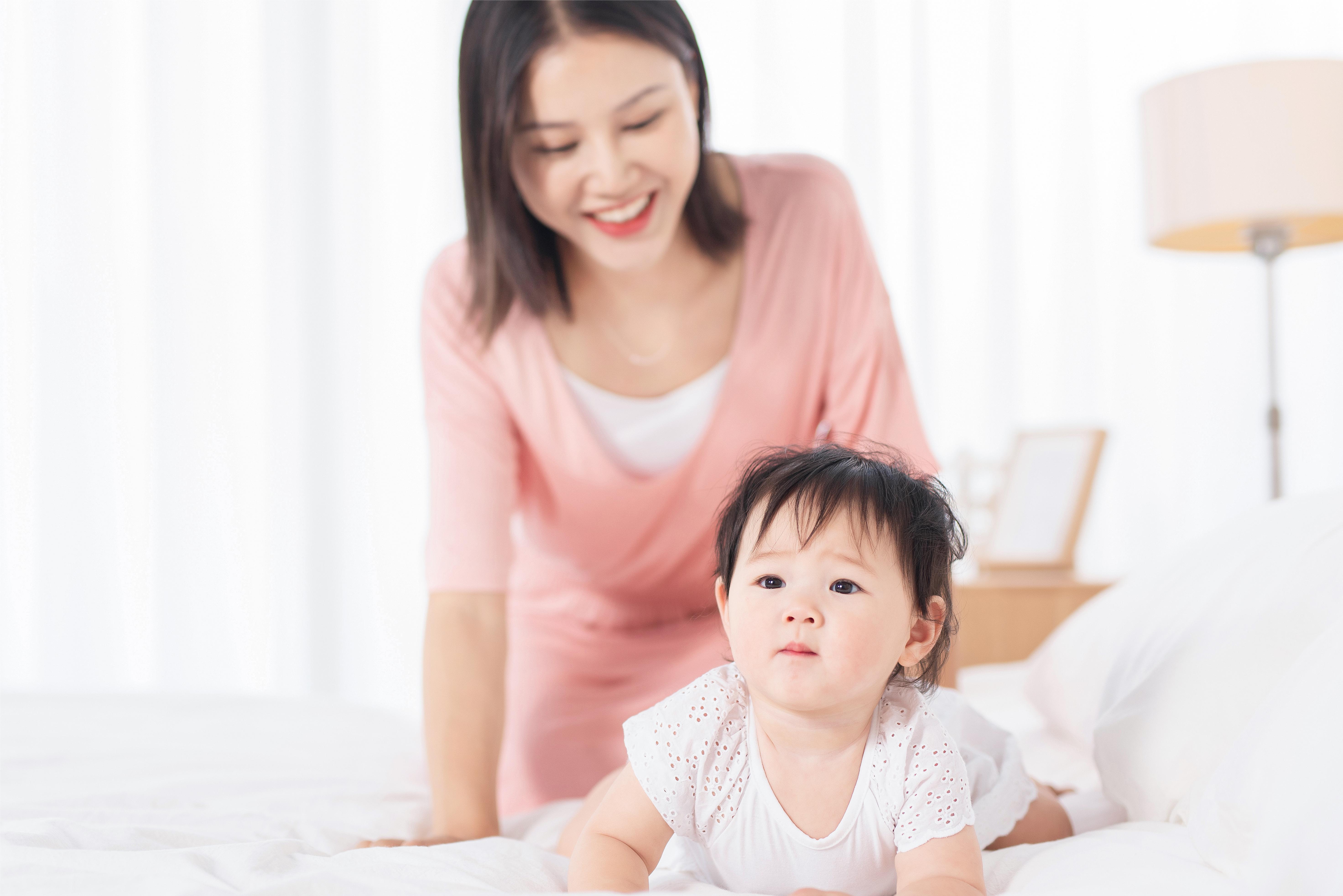 摄图网_501405256_妈妈在床上逗宝宝玩（企业商用）.jpg