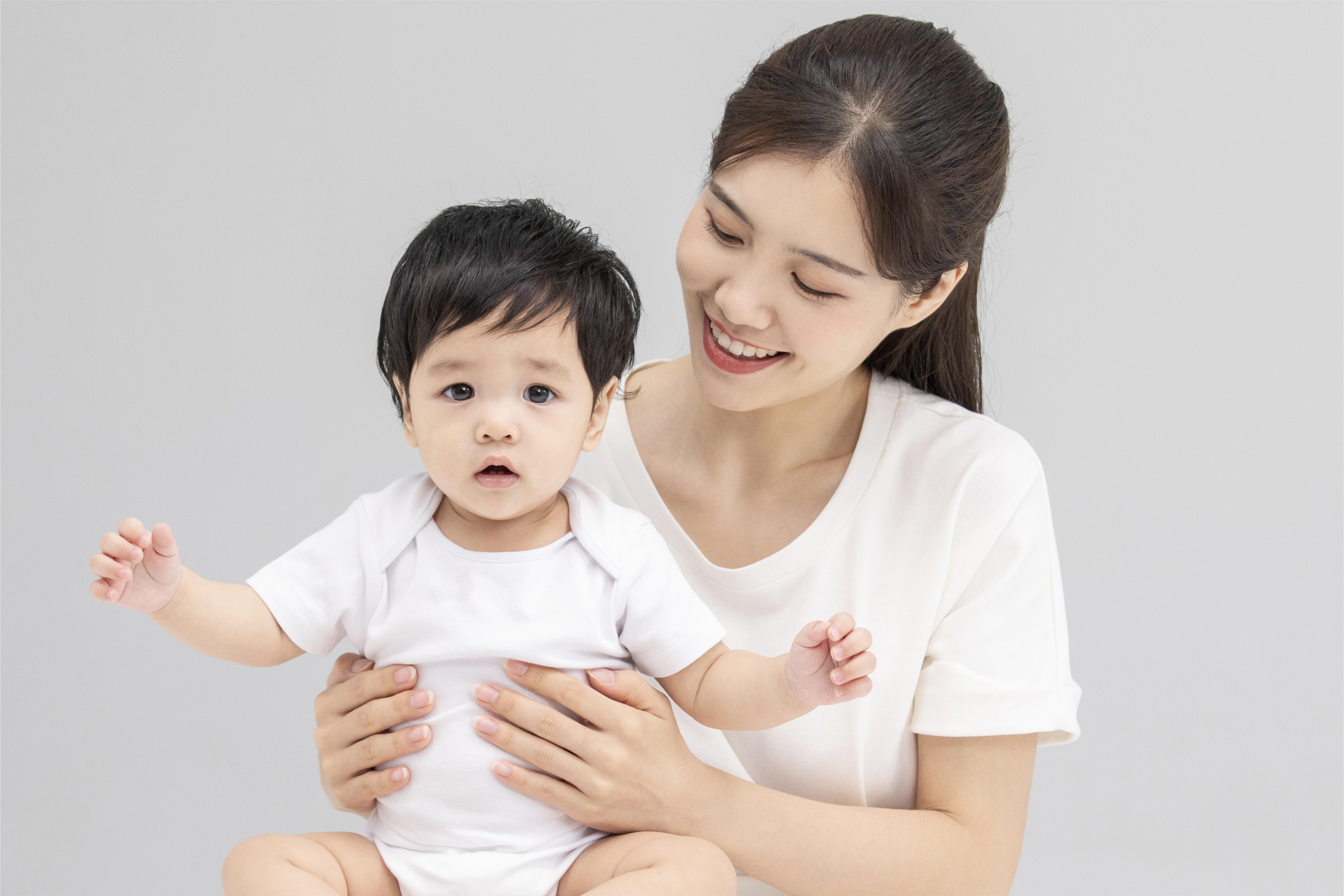 摄图网_501659975_年轻妈妈抱着孩子（企业商用）.jpg