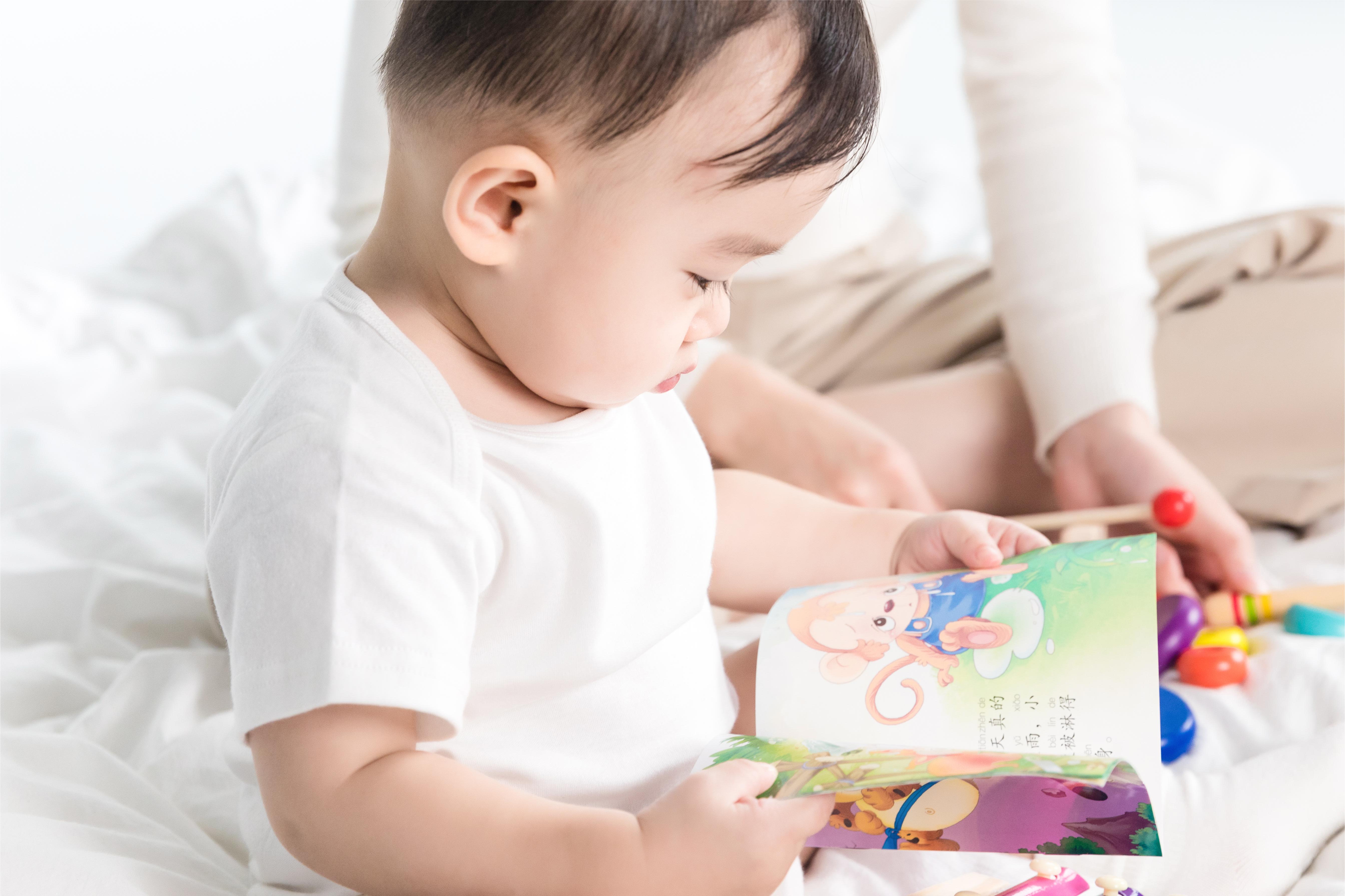 摄图网_501154824_婴儿翻阅书籍（企业商用）.jpg