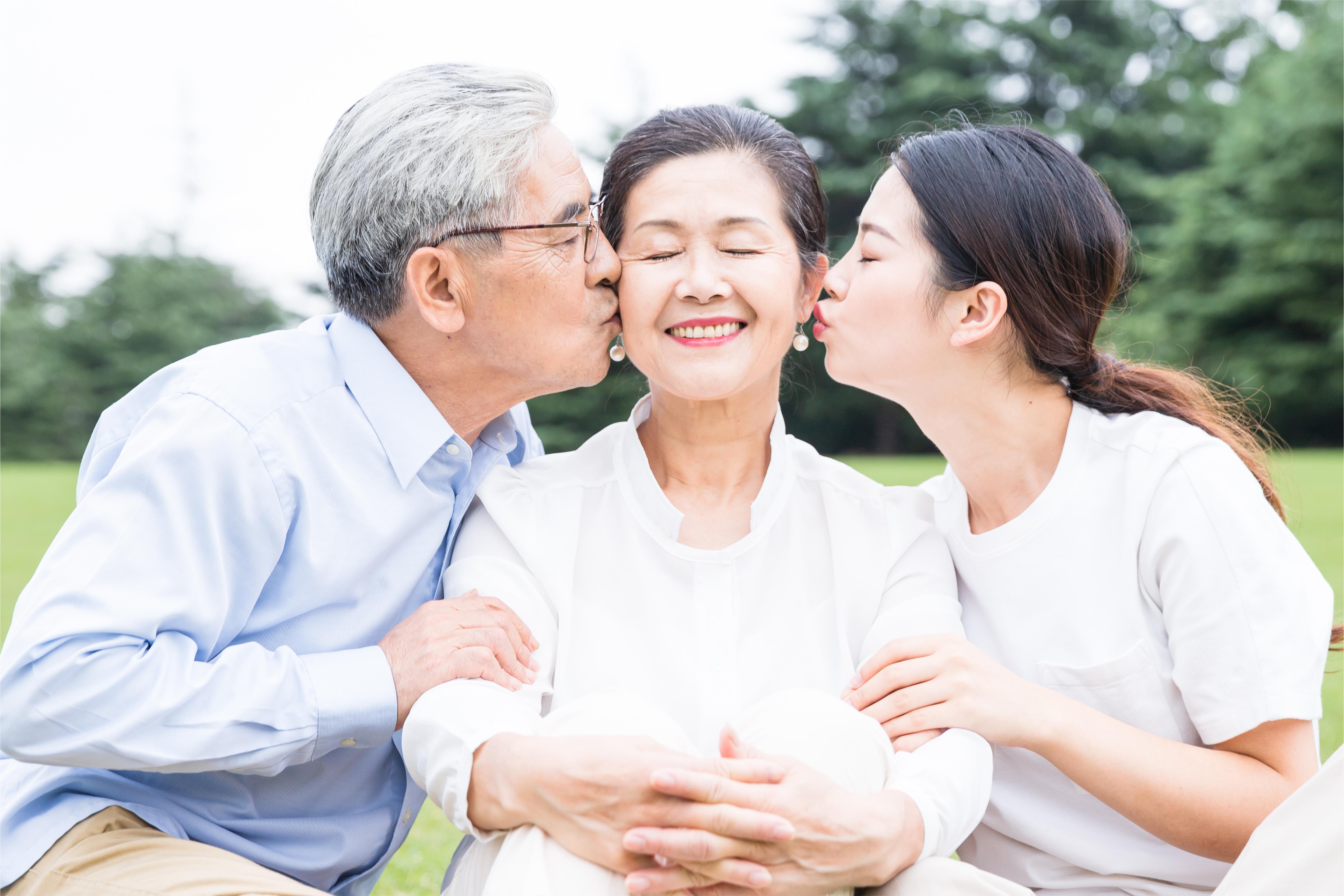 摄图网_501049735_草地上幸福的一家人（企业商用）.jpg