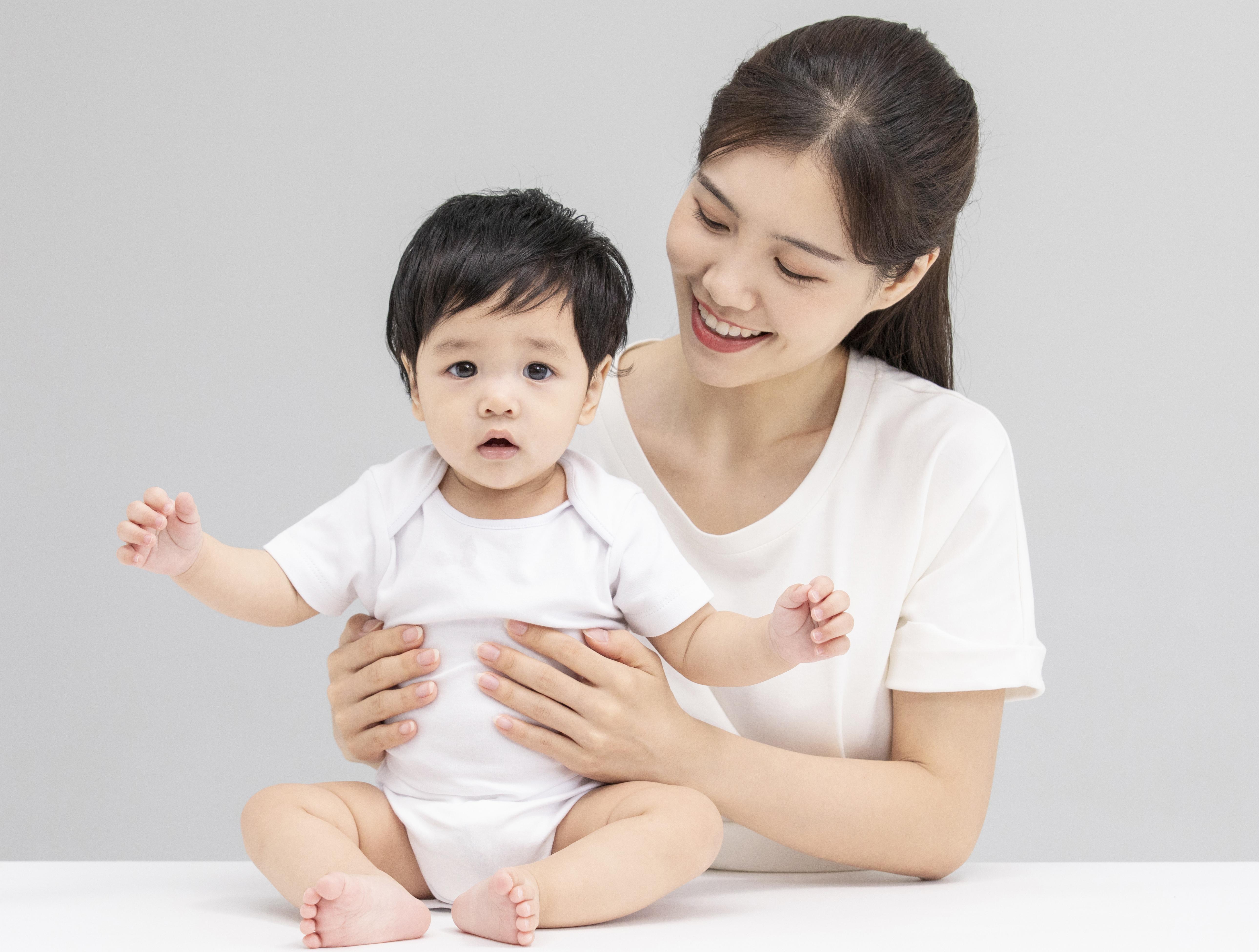 摄图网_501659975_年轻妈妈抱着孩子（企业商用）.jpg