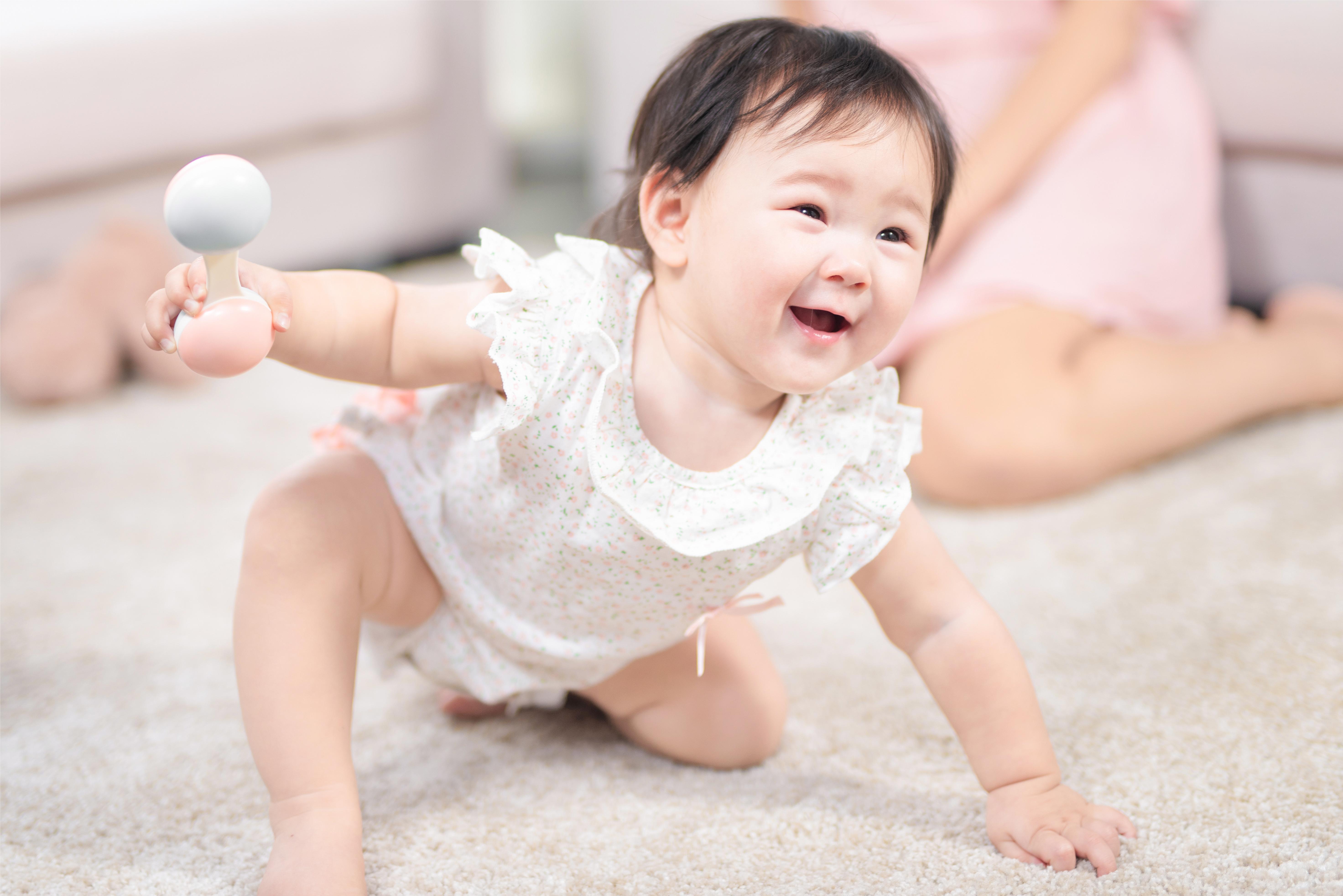 摄图网_501405275_女婴在地毯上爬（企业商用）.jpg