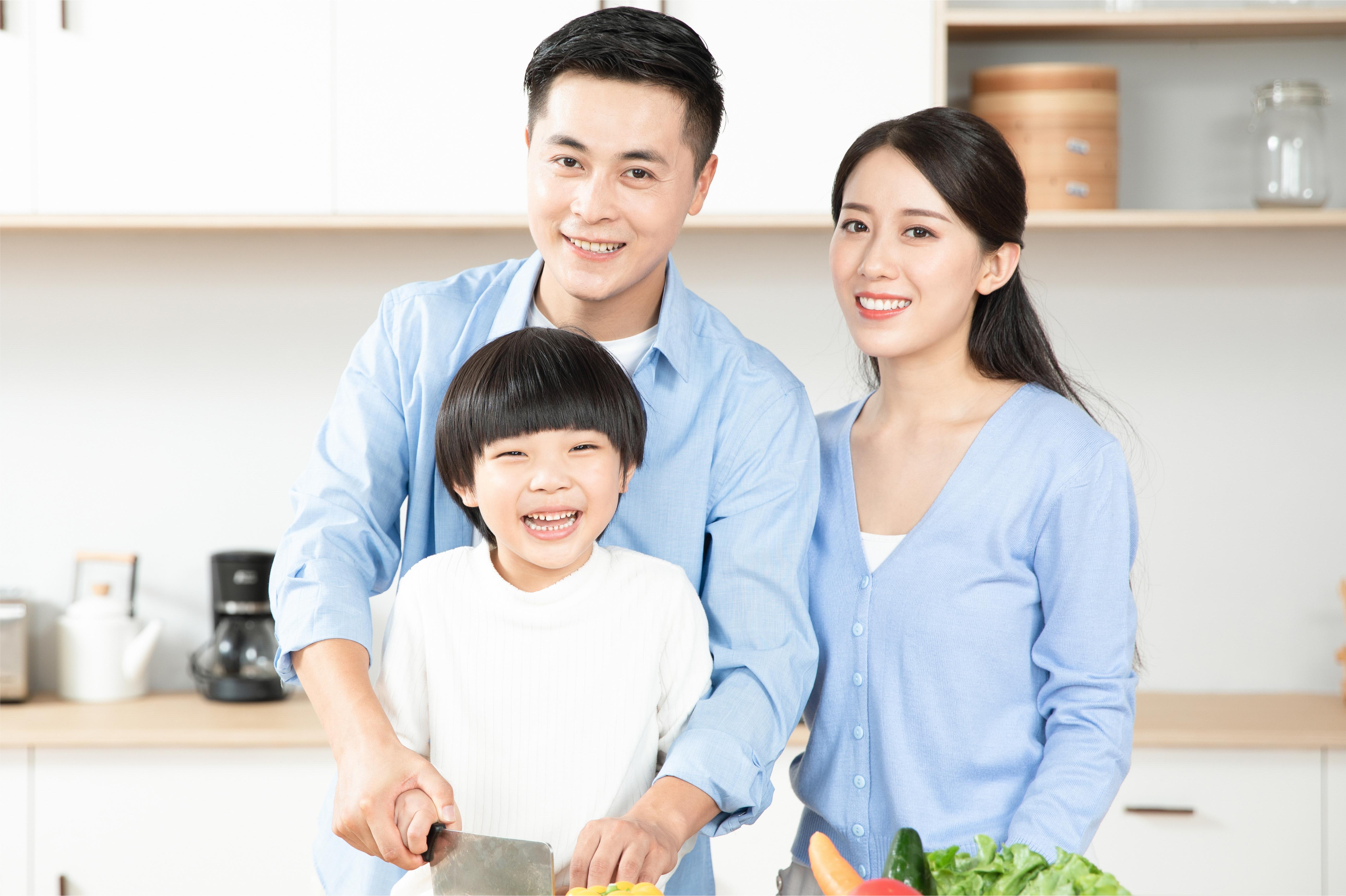 1703473858208629.jpg 摄图网_501406072_一家人一起做饭(企业商用).jpg