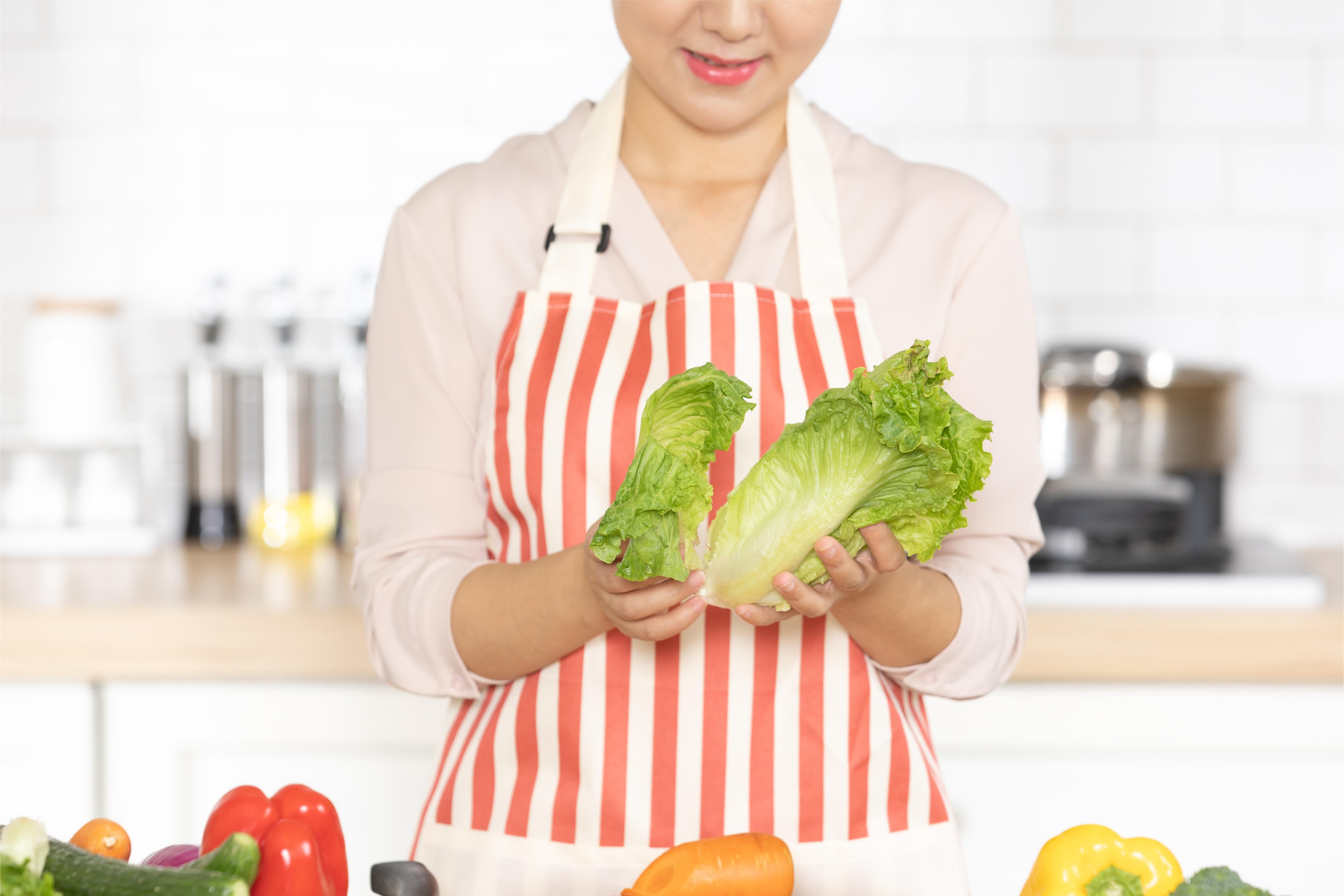 摄图网_501403999_妻子做饭特写（企业商用）.jpg