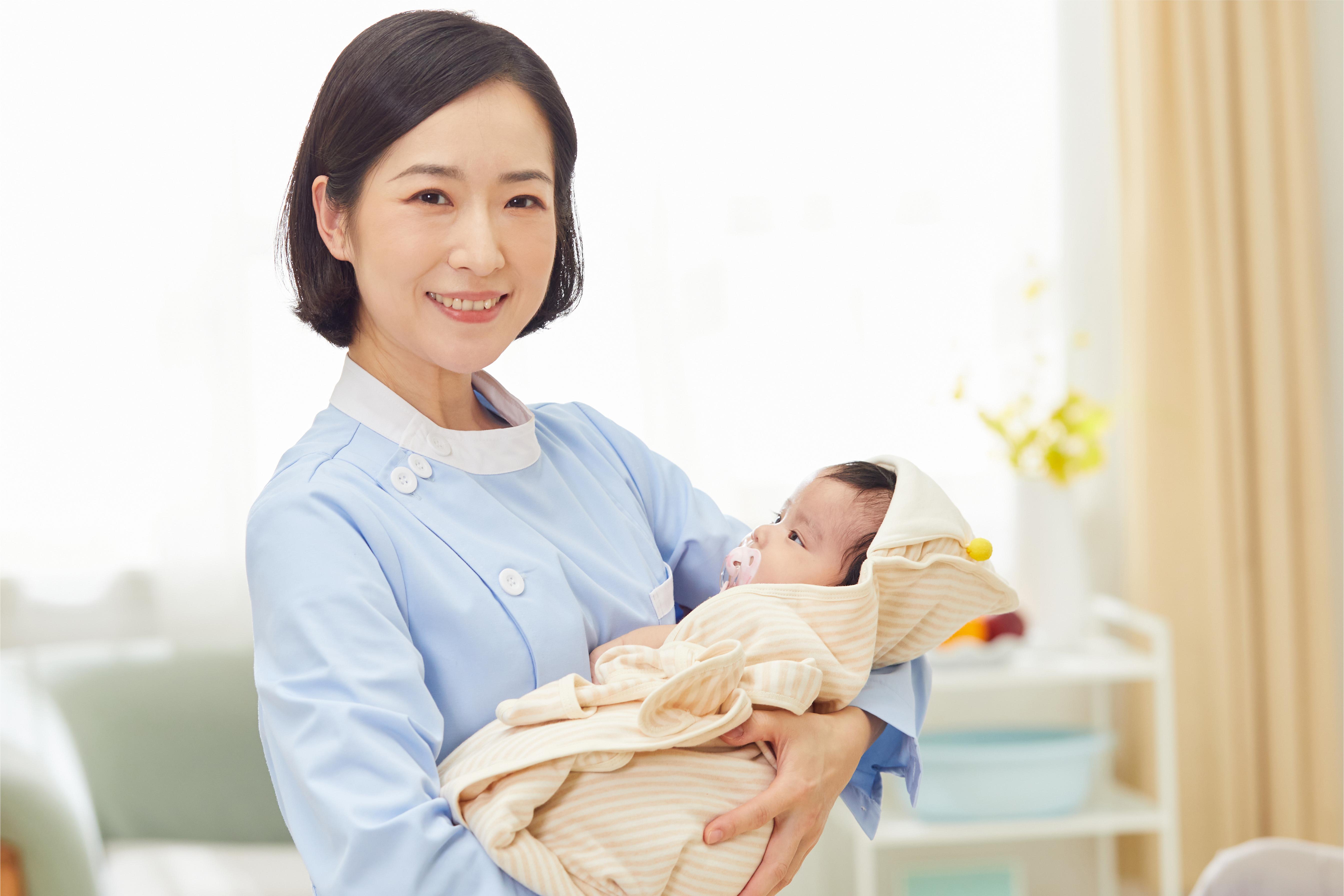 摄图网_501694183_高档月子中心护工抱着婴儿形象（企业商用）.jpg