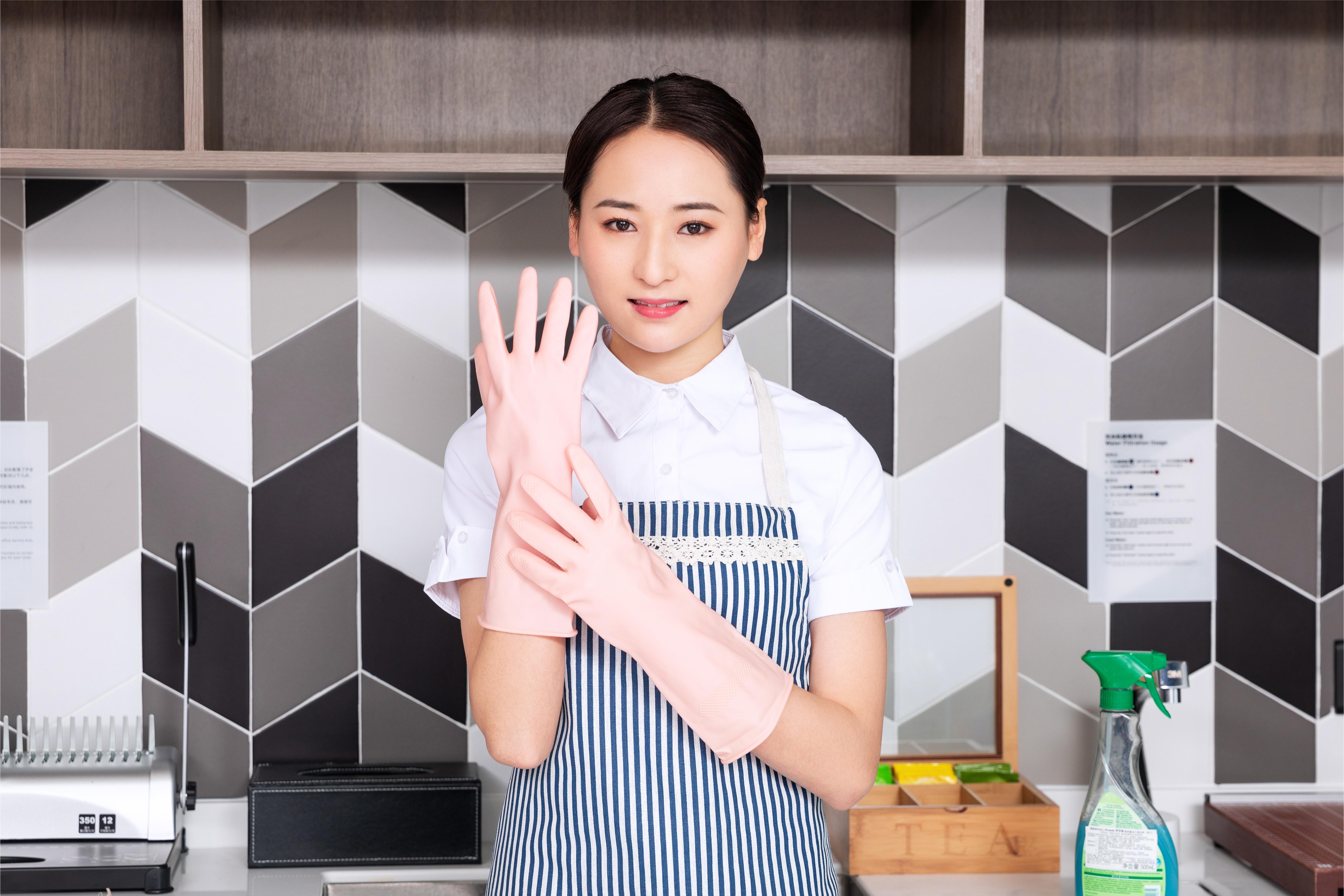 摄图网_501272396_保洁服务人员（企业商用）.jpg