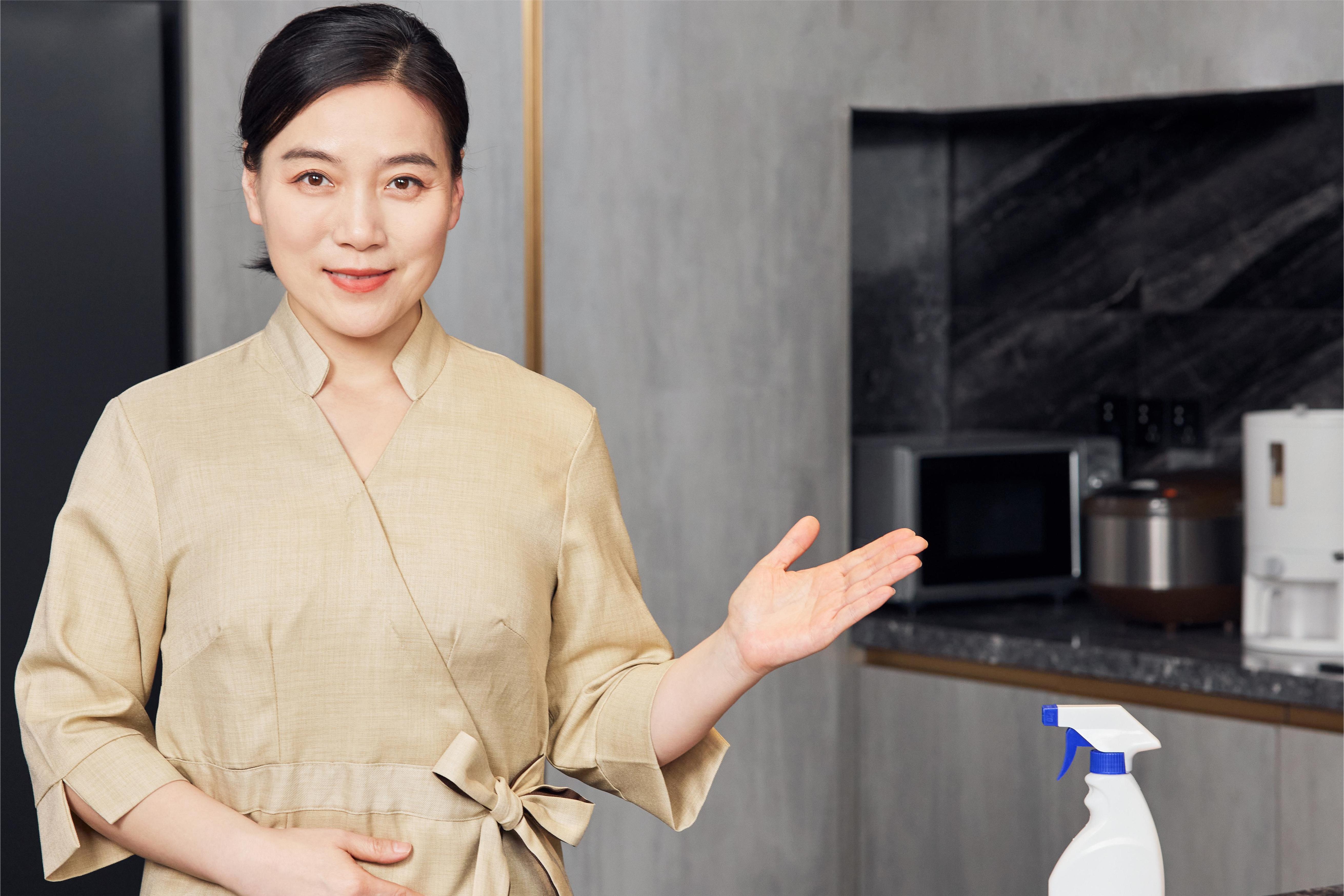 摄图网_502384392_住家月嫂打扫厨房卫生形象（企业商用）.jpg