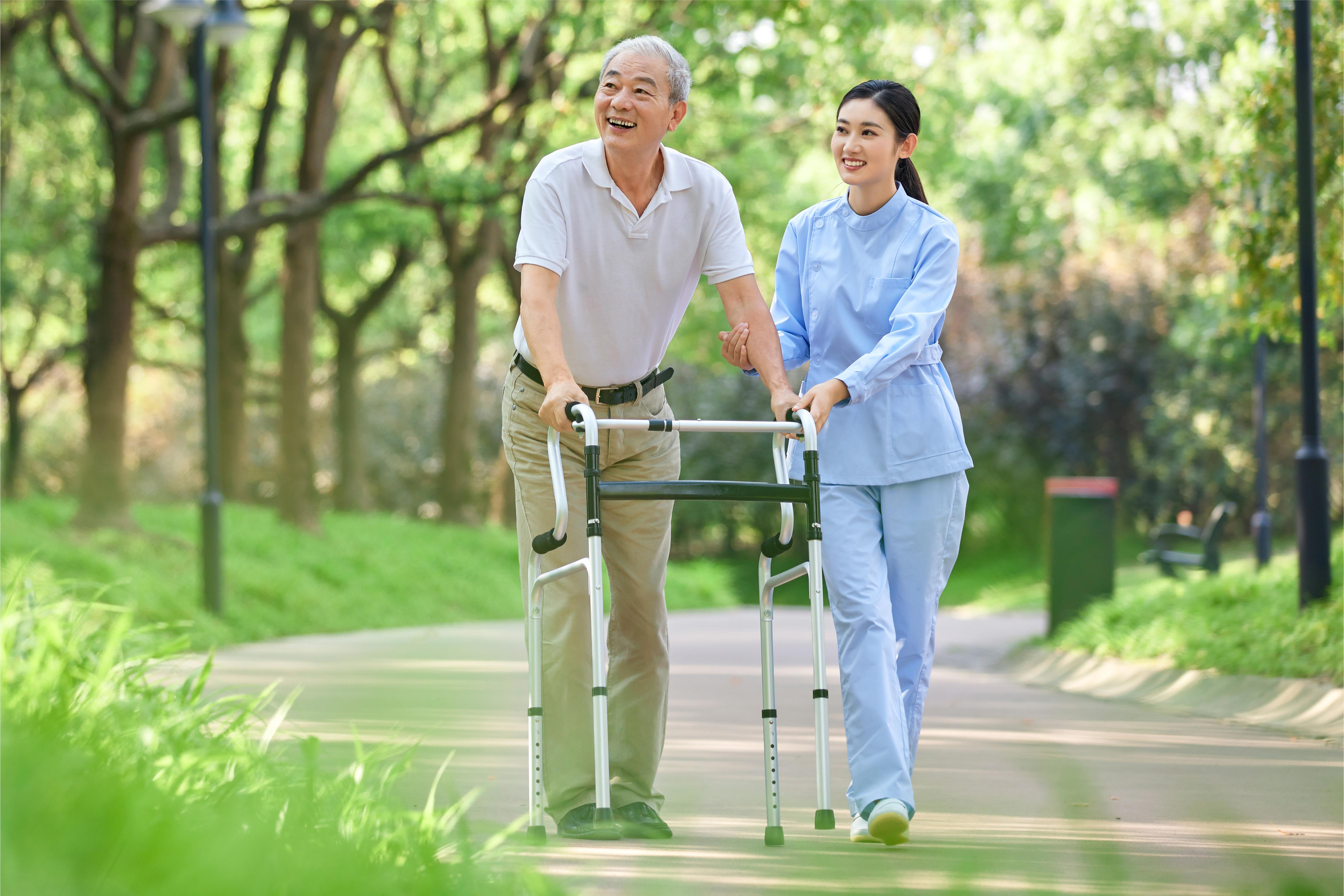 摄图网_501416031_护工照顾老人（企业商用）.jpg