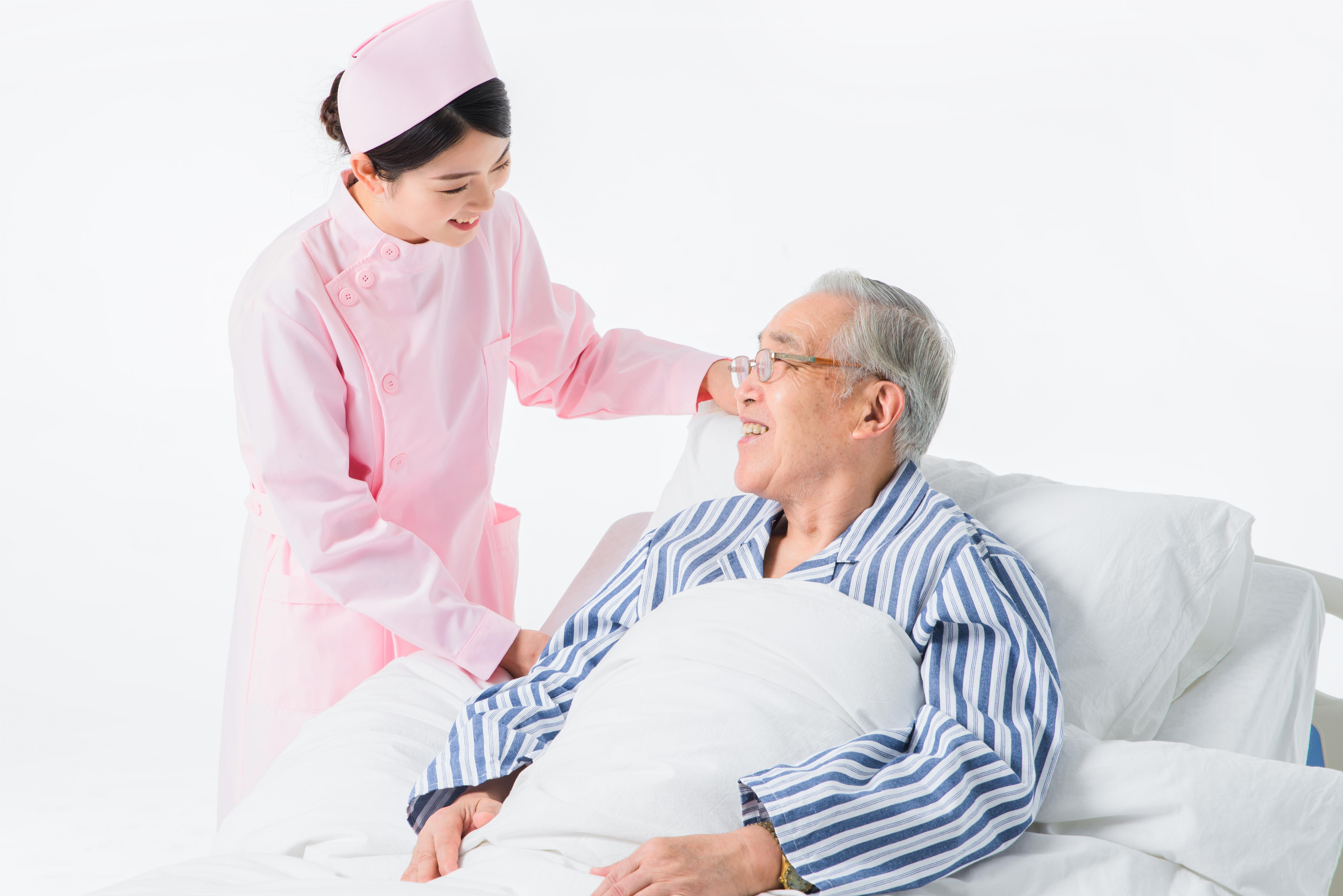 摄图网_501315641_护士照顾住院病人（企业商用）.jpg