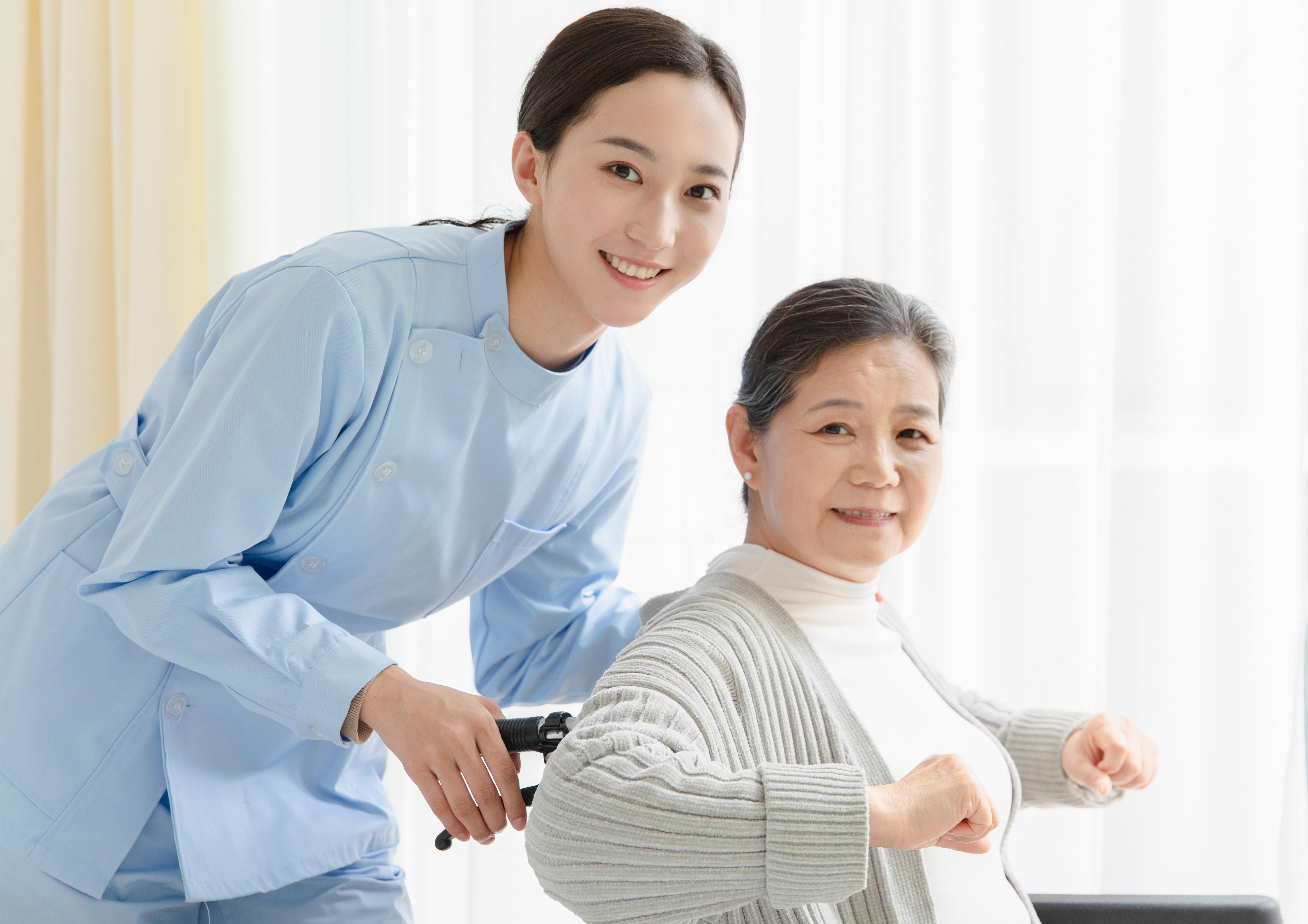 摄图网_501534109_护工关爱老人（企业商用）.jpg