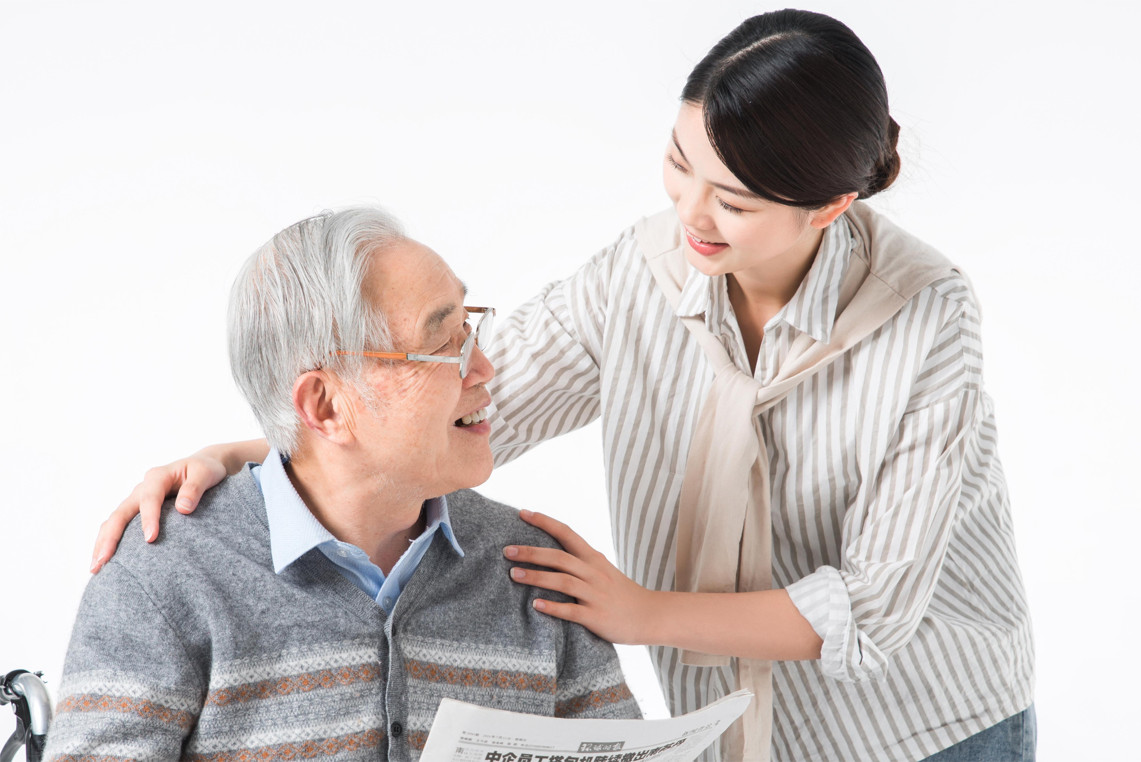 摄图网_501315732_护工陪伴老人看报纸（企业商用）.jpg