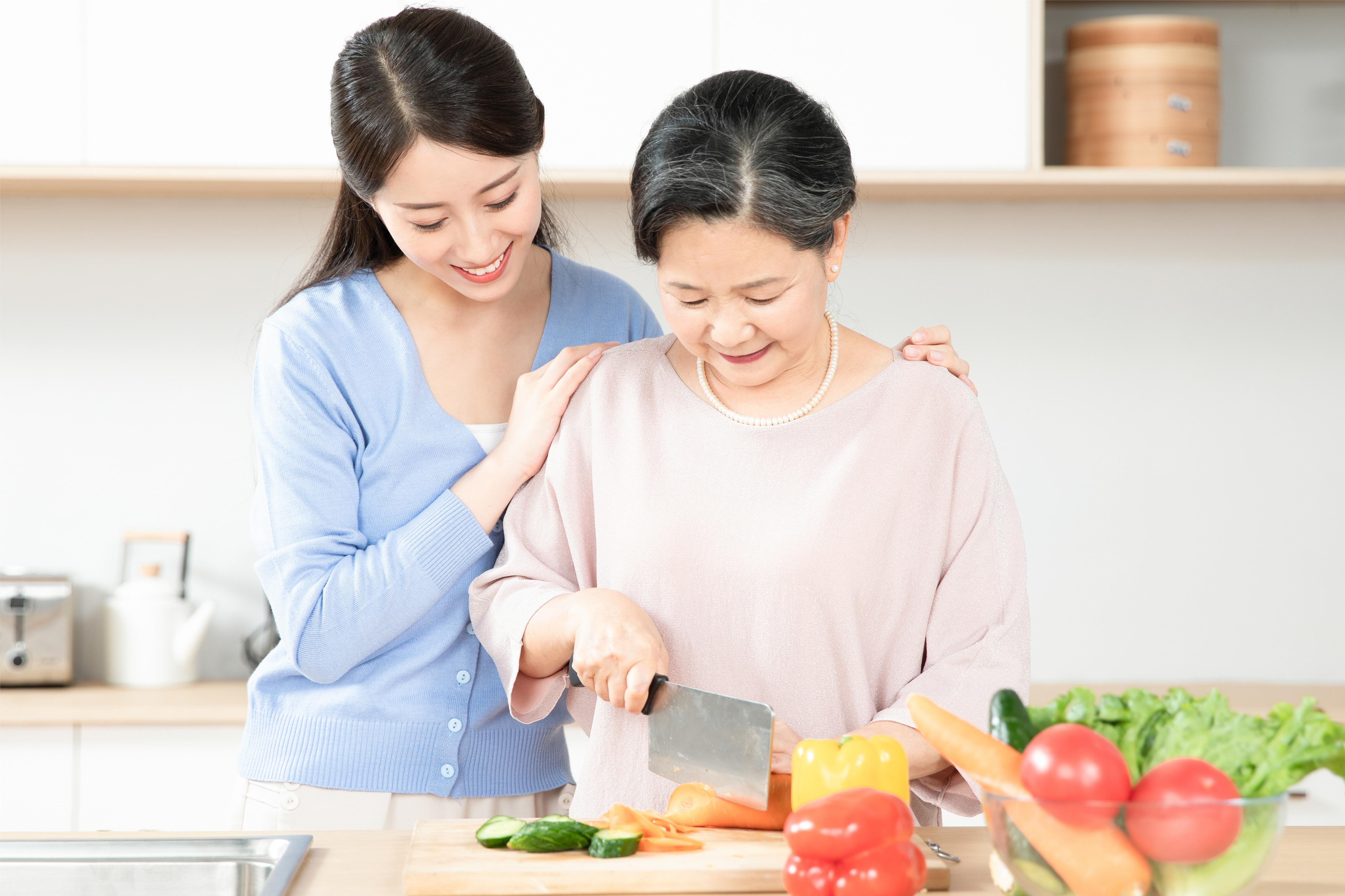 摄图网_501406074_女儿和妈妈一起做饭（企业商用）.jpg